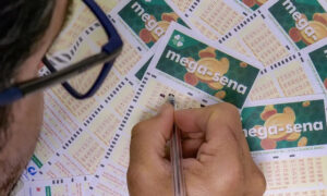 Mega-Sena acumula e prêmio principal chega a R$ 42 milhões