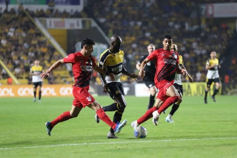 Criciúma x Athletico-PR: Equipes entraram em campo neste domingo (22/9)