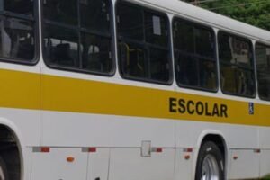 Ônibus escolar cai em vala no Bairro Thomaz Coelho, em Brusque