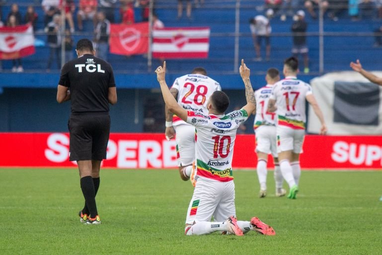 Brusque vence Vila Nova com gol relâmpago de Dentinho e estreia de Marcelo Cabo