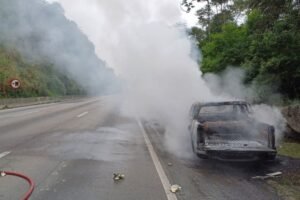 Incêndio em Picape na BR-101: Bombeiros controlam fogo em Balneário Camboriú (SC)