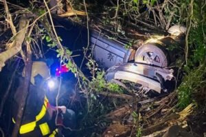 Carro cai em ribanceira de 15 metros na SC-155, mas bombeiros não encontram vítimas