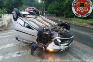 Automóvel, conduzido por motorista de 18 anos, capota no Bairro Guabiruba Sul