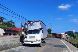 Caminhão atinge poste e danifica fiação, em Gaspar (SC)