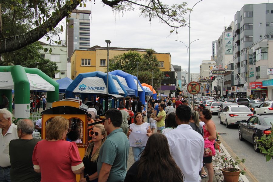 Sábado Fácil de novembro atrai grande público na praça Barão de Schneeburg