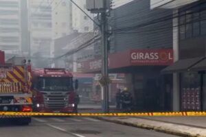 Incêndio destrói mercado em Itapema e mobiliza mais de 20 bombeiros na manhã de Natal