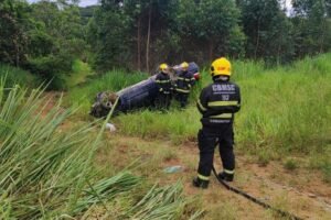 Mulher é resgatada após capotar veículo no Bairro Barracão, em Gaspar (SC)