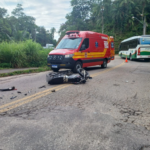 Acidente com ônibus deixa motociclista e garupa feridos no Bairro Steffen, em Brusque