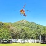 VÍDEO: Idoso de Brusque passa mal durante trilha e é resgatado pelo Helicóptero Arcanjo no litoral