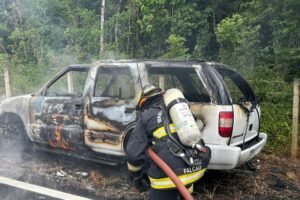 Incêndio em veículo mobiliza Corpo de Bombeiros voluntários de Ilhota