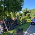 Motorista fica ferido após caminhão tombar em ribanceira na BR-282, em Vargem Bonita