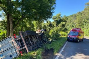 Motorista fica ferido após caminhão tombar em ribanceira na BR-282, em Vargem Bonita