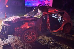 Mulher morre após carro atingir poste na Rodovia Jorge Lacerda, em Ilhota (SC)