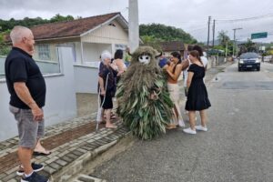 Sociedade do Pelznickel encerra temporada 2024 com desfile pelas ruas de Guabiruba