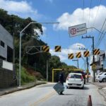 Caminhão arranca placa de limitador de altura na Rua Gustavo Halfpap