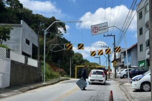 Caminhão arranca placa de limitador de altura na Rua Gustavo Halfpap