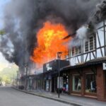 Fogo atinge diversos estabelecimentos no Centro de Blumenau; Bombeiros combate incêndio de grandes proporções