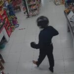 VÍDEO: Homem leva dinheiro de caixas em supermercado de Botuverá