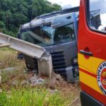 Caminhão colide em poste na BR-470, em Gaspar