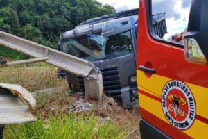 Caminhão colide em poste na BR-470, em Gaspar