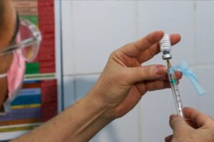 Sociedade médica alerta para baixa procura da vacina contra a dengue