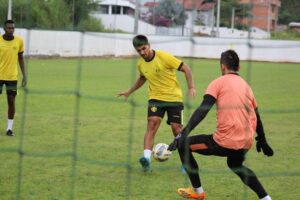 Na expectativa do novo treinador, elenco aprimora finalização em treino desta quarta-feira (8)