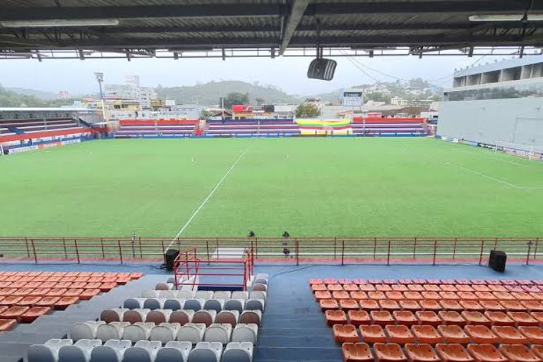 FCF notifica Brusque para remover placas e fechar vidro de bar no estádio