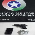 Perseguição: Motorista arremessa arma e drogas, colide com viatura e foge em meio à vegetação, em Brusque