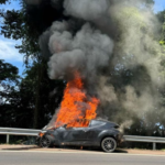 Carro pega fogo após colisão com caminhão na BR-282