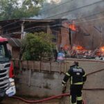 VÍDEO: Incêndio destrói residência e causa danos parciais em outra no bairro Águas Claras