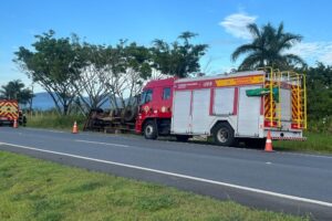 ACIDENTE:  Caminhão tomba na BR-470, em Ilhota (SC)