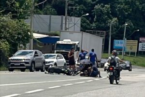 Motociclista fica ferido após colisão com carro na Rodovia Antônio Heil