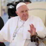 Papa Francisco tem piora no quadro respiratório e recebe suporte ventilatório; veja novo boletim médico