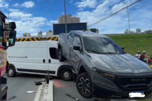 Colisão lateral entre van e carro é registrada na Marginal Oeste em Itapema