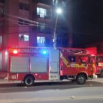 Incêndio em apartamento mobiliza o Corpo de Bombeiros, em Blumenau (SC)