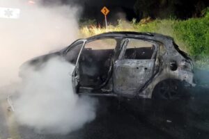 FOGO: Carro é destruído por incêndio, em Bombinhas (SC)