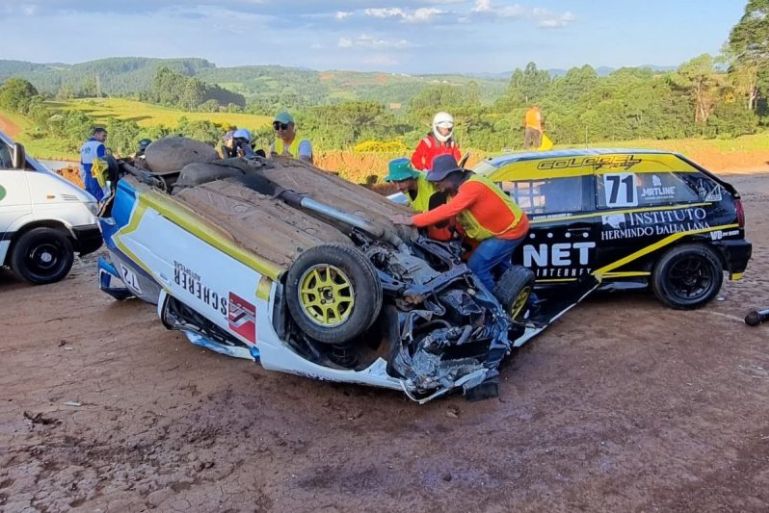 VÍDEO: Piloto sai ileso após capotamento impressionante no Campeonato Catarinense de Automobilismo em SC