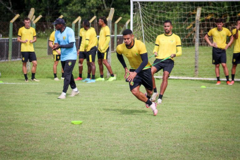 Brusque FC realiza treino intenso com foco em organização defensiva