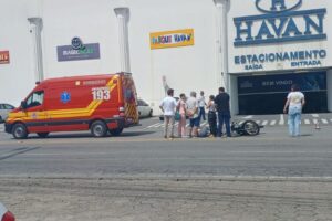 Motociclista fica ferido em acidente com carro na rodovia Antônio Heil, em Brusque