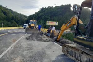 Obra do Samae interdita pista na ponte do Maluche na manhã deste domingo