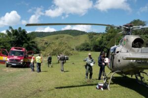 Motociclista tem fratura exposta e helicóptero é acionado para transporte ao hospital