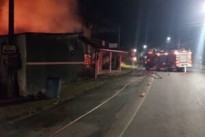 Bombeiros controlam incêndio em edificação mista em Blumenau