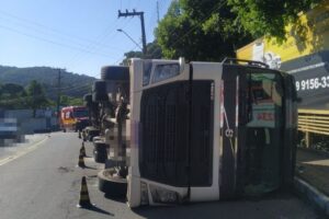 Bombeiros atualizam informações sobre tombamento de carreta contêiner em Guabiruba