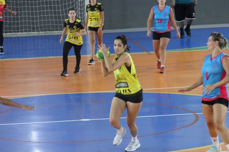 Lageado Baixo conquista título no handebol feminino e reassume liderança nos Jogos Comunitários de Guabiruba