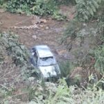 IMAGENS: Queda de veículo deixa três feridos na região da Cachoeira do Taquaruçu, em Brusque