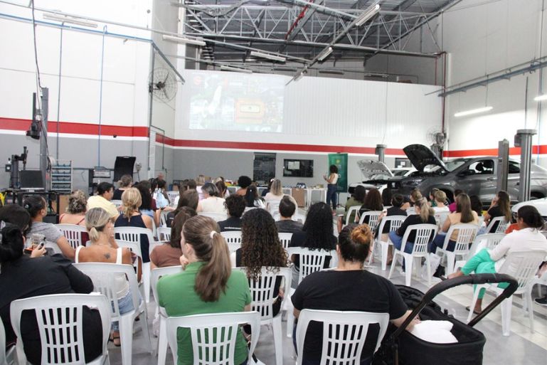 Núcleo de Automecânicas realiza curso de mecânica básica para mulheres