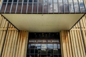 Mercado reduz estimativas para crescimento da economia e inflação