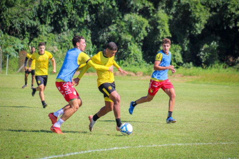 Brusque FC realiza jogo-treino entre equipe profissional e Sub-20