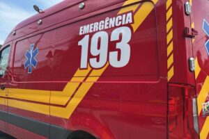 Homem sofre ferimento na cabeça ao bater em porta metálica de quiosque em Brusque