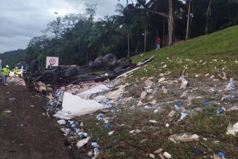 Acidente na BR-376 deixa motorista morto e trânsito bloqueado